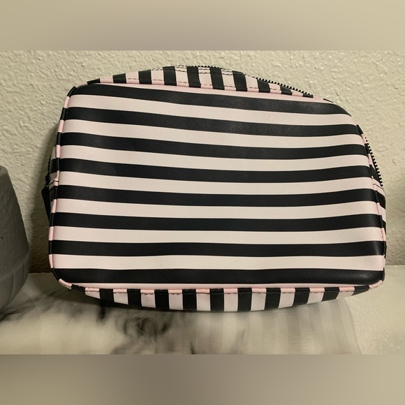 Victoria’s Secret makeup bag and Kiss acrylic press on nails - Picture 3 of 8